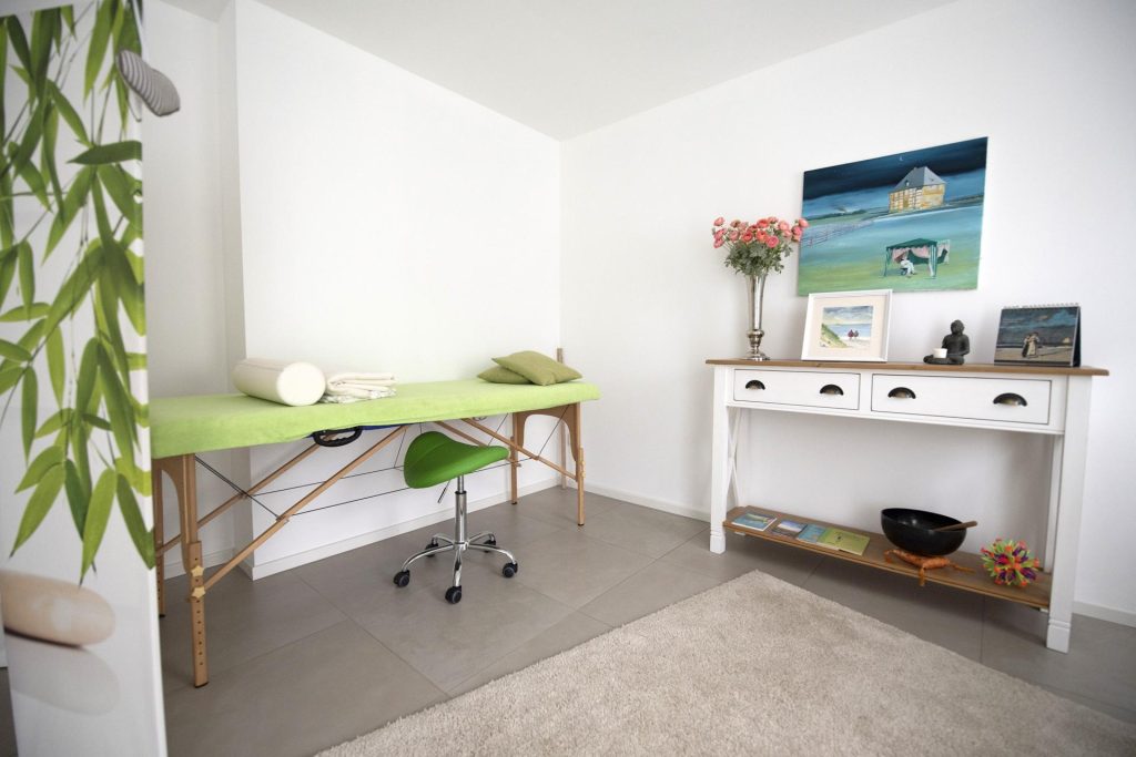 Entspannungsraum mit Behandlungstisch