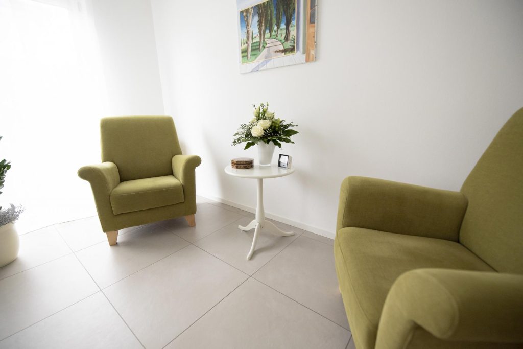 Zwei grüne Sessel, Kaffeetisch